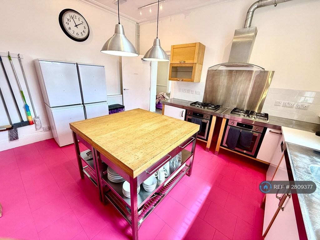 Large Kitchen With 2 Hobs, 2 Ovens & Dishwasher