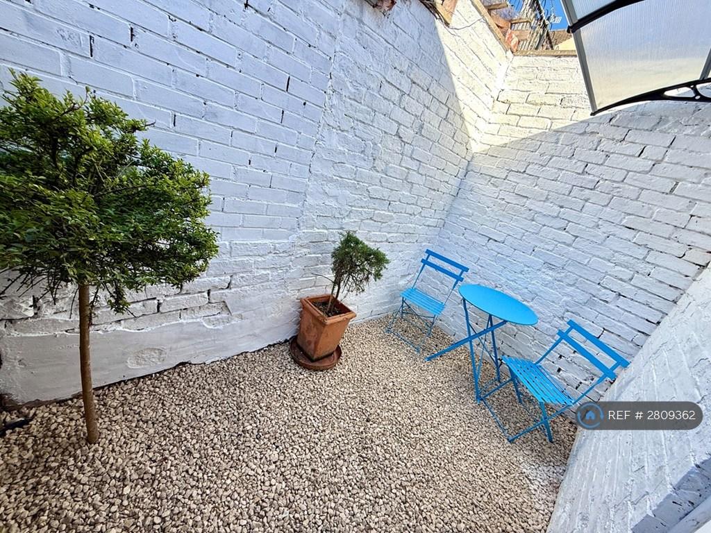 Room 2 Private Sun Trap Garden &amp; Bistro Set