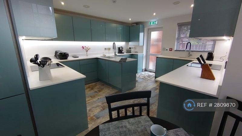 Spacious Modern Kitchen