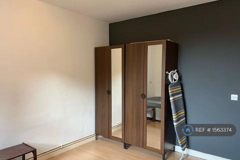 1 bedroom in a flat share to rent, Mccall House, London, N7