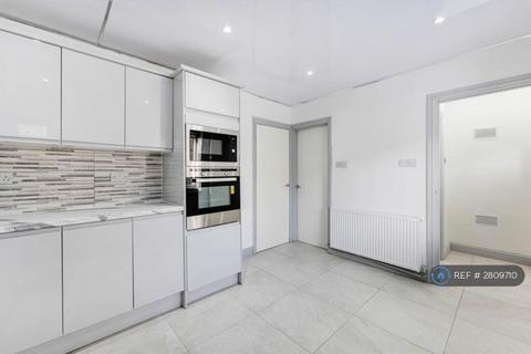 3 bedroom semi-detached house to rent, Beechfield Avenue, Manchester, M26