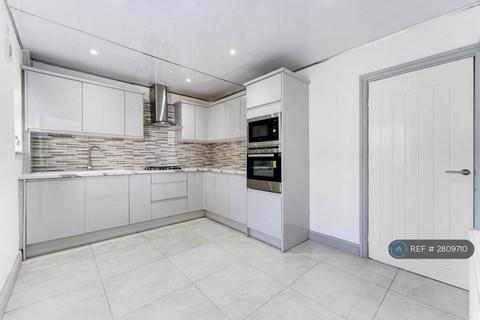 3 bedroom semi-detached house to rent, Beechfield Avenue, Manchester, M26