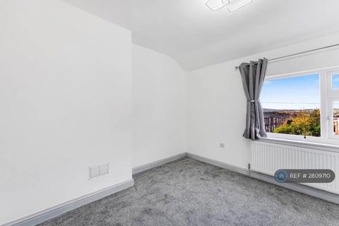 3 bedroom semi-detached house to rent, Beechfield Avenue, Manchester, M26