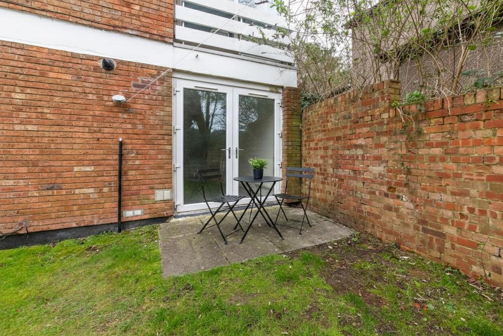 Staged Direct Access to Communal Garden