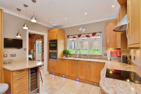 4 bedroom detached house for sale, Rosemullion Avenue, Tattenhoe, Milton Keynes