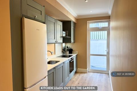 1 bedroom in a house share to rent, Fulham Palace Road, London, W6