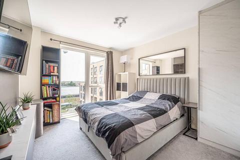 3 bedroom flat to rent, Woodley crescent, Cricklewood