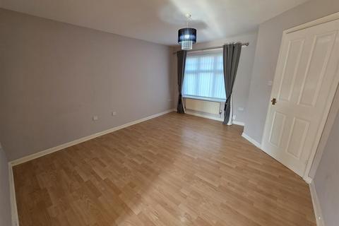 3 bedroom semi-detached house to rent, Barmouth Way, Liverpool L5