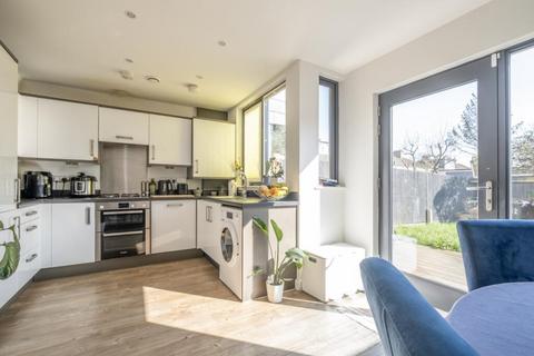 4 bedroom townhouse to rent, Cairns Avenue, LONDON