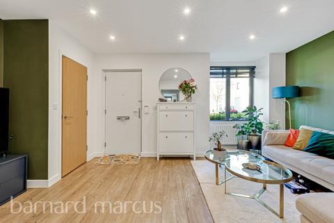 4 bedroom townhouse to rent, Cairns Avenue, LONDON