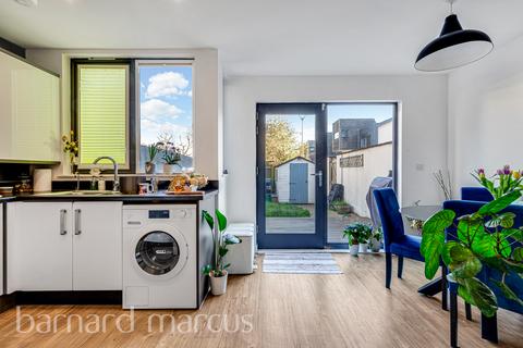 4 bedroom townhouse to rent, Cairns Avenue, LONDON