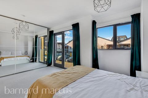 4 bedroom townhouse to rent, Cairns Avenue, LONDON