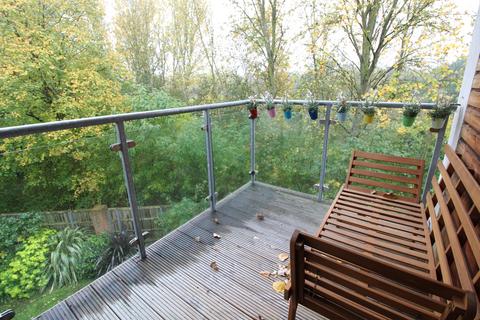 2 bedroom apartment to rent, Talbot Close, MITCHAM