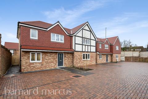 3 bedroom house to rent, Manor Road South, ESHER