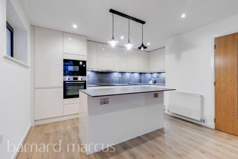 Scott Avenue, LONDON
