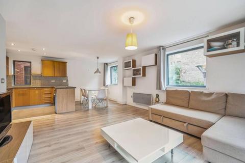 3 bedroom apartment to rent, Montaigne Close, LONDON
