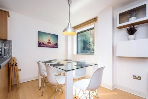 3 bedroom apartment to rent, Montaigne Close, LONDON