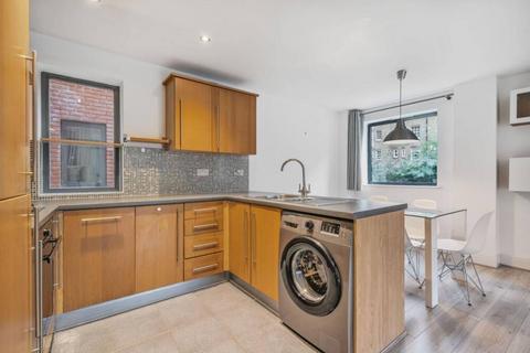 3 bedroom apartment to rent, Montaigne Close, LONDON