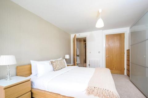 3 bedroom apartment to rent, Montaigne Close, LONDON