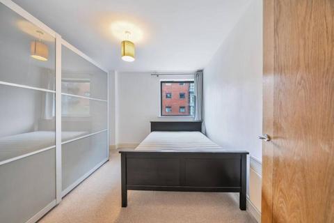 3 bedroom apartment to rent, Montaigne Close, LONDON