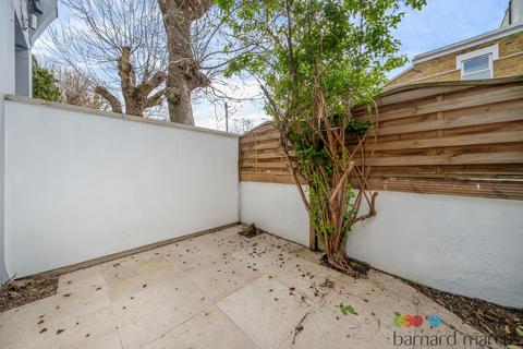 2 bedroom house to rent, Falcon Grove, London
