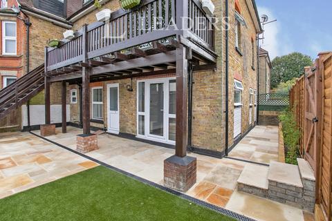 2 bedroom flat to rent, London Road, RH1