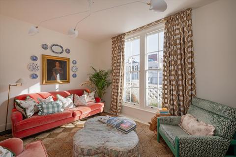 2 bedroom flat for sale, Grafton Terrace, London NW5.