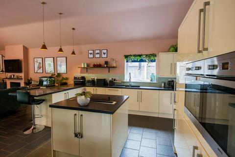 5 bedroom detached house to rent, Millers Rise, Lakenheath, BRANDON
