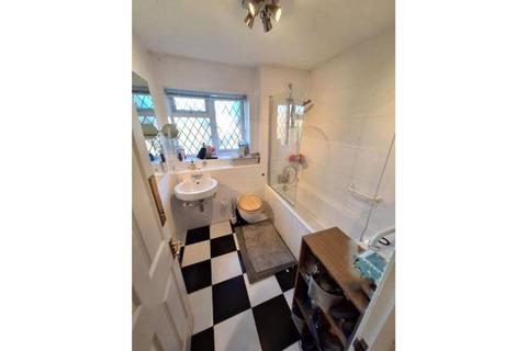 2 bedroom apartment to rent, Groves Close, Bourne End, SL8