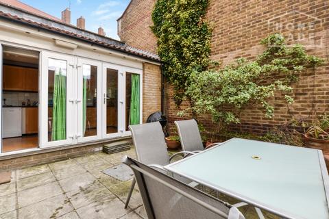 2 bedroom flat to rent, Huguenot Court, Shoreditch, E1