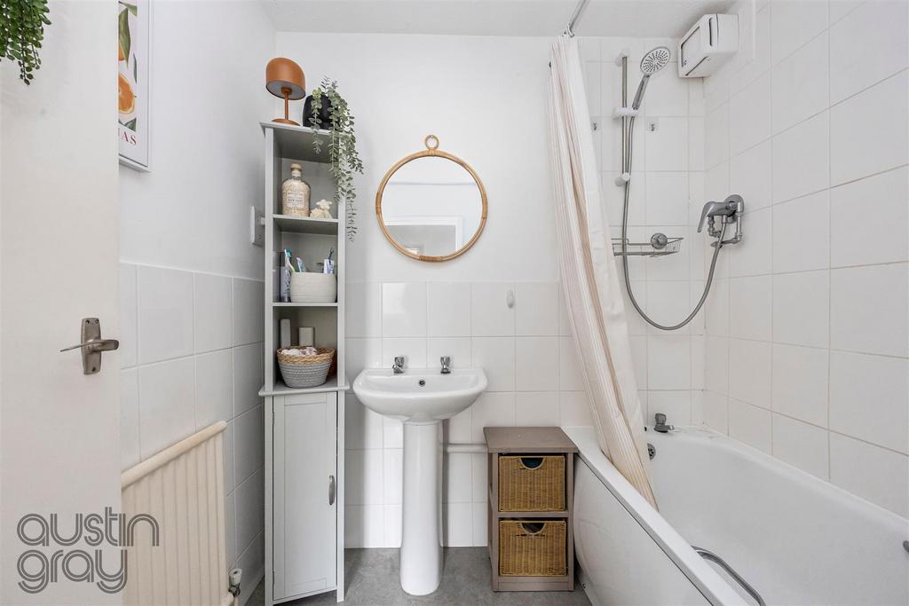 London Road, Kingsmere, Flat 87-013.jpg