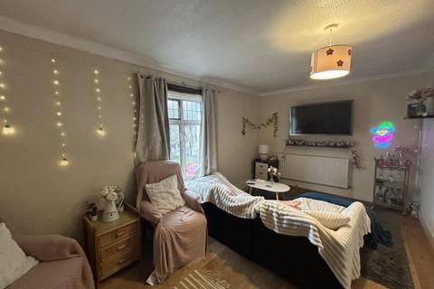 2 bedroom flat to rent, 30b St Judes Road Englefield Green Egham