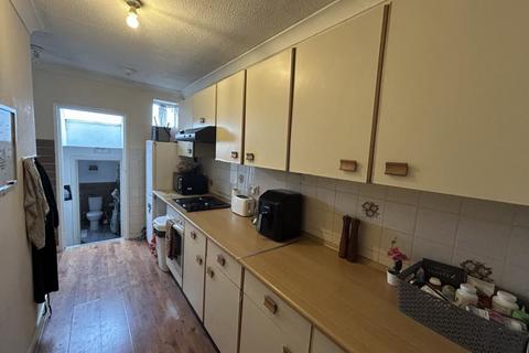 2 bedroom flat to rent, 30b St Judes Road Englefield Green Egham