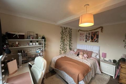 2 bedroom flat to rent, 30b St Judes Road Englefield Green Egham