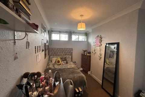 2 bedroom flat to rent, 30b St Judes Road Englefield Green Egham