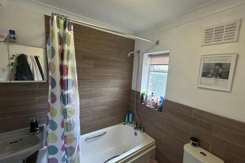 2 bedroom flat to rent, 30b St Judes Road Englefield Green Egham