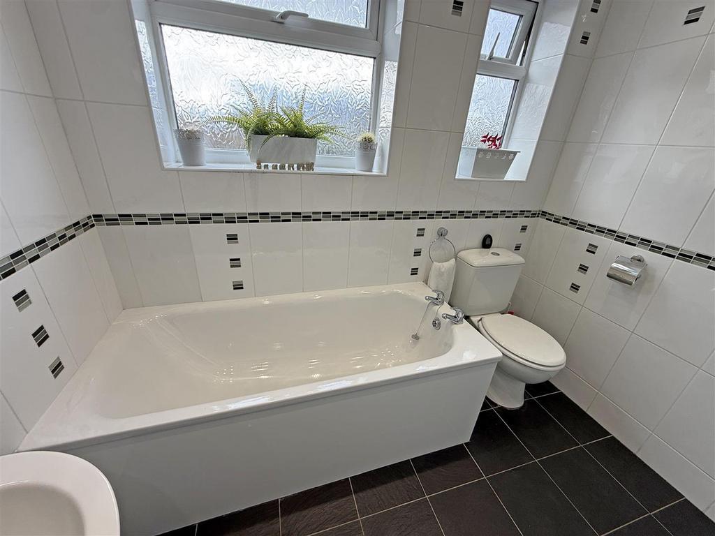 Bathroom a2.jpg