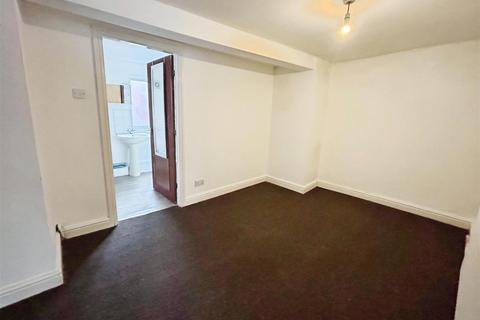 3 bedroom flat to rent, High Street, Congleton