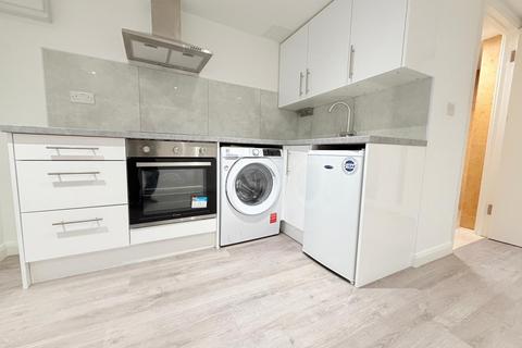Studio to rent, Harvey Mews London N8