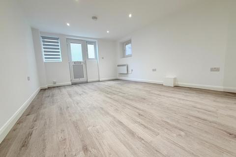 Studio to rent, Harvey Mews London N8