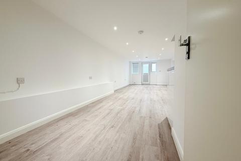 Studio to rent, Harvey Mews London N8