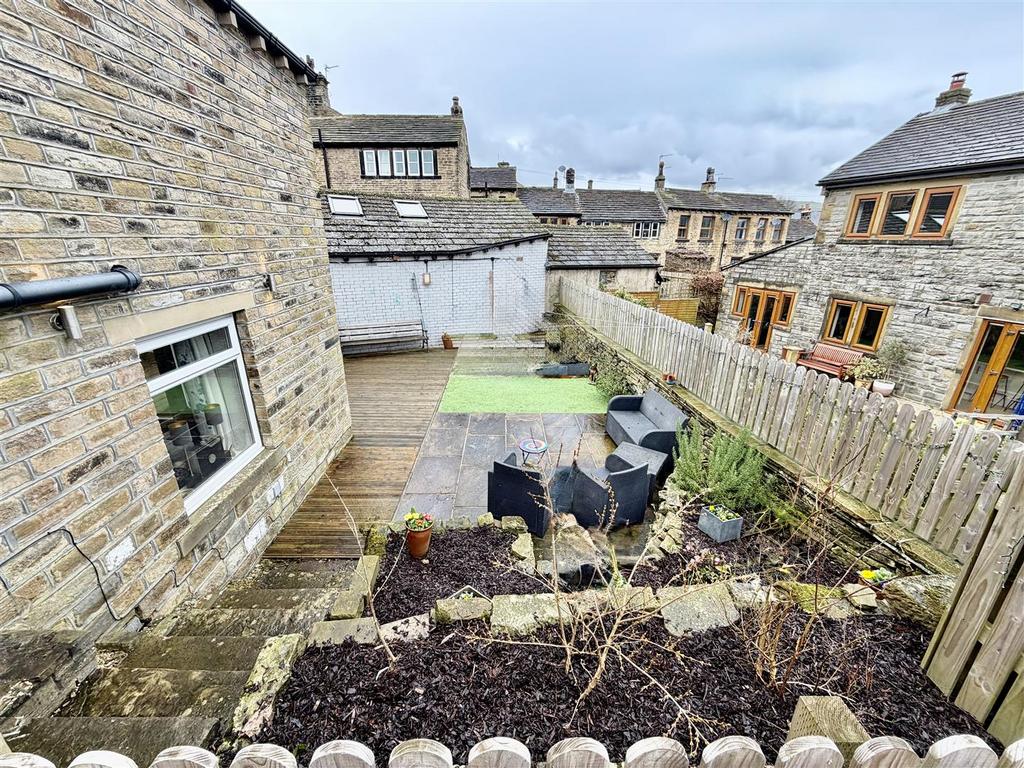 Side garden and outbuilding