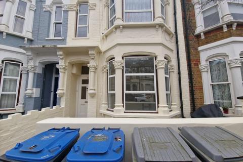 3 bedroom flat to rent, London NW10
