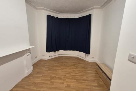 3 bedroom flat to rent, London NW10