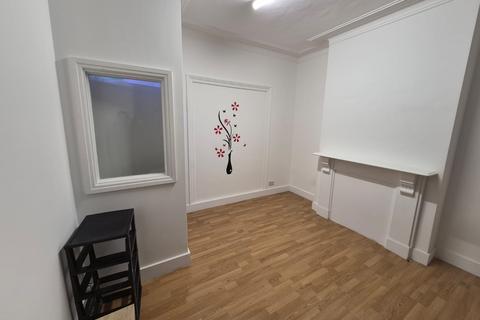 3 bedroom flat to rent, London NW10