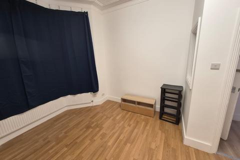 3 bedroom flat to rent, London NW10