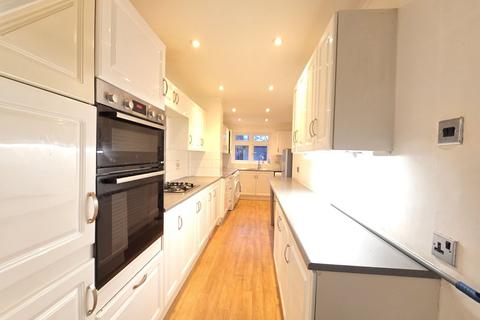 3 bedroom terraced house to rent, Melton Gardens, Romford RM1