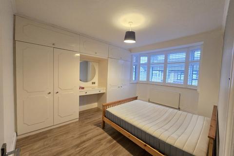 3 bedroom terraced house to rent, Melton Gardens, Romford RM1