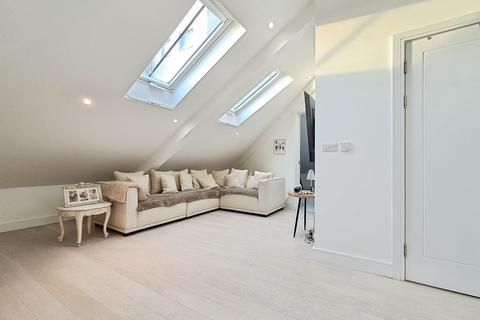 2 bedroom penthouse to rent, New Road, Brentwood