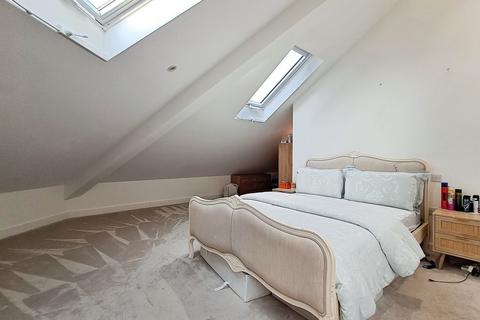 2 bedroom penthouse to rent, New Road, Brentwood
